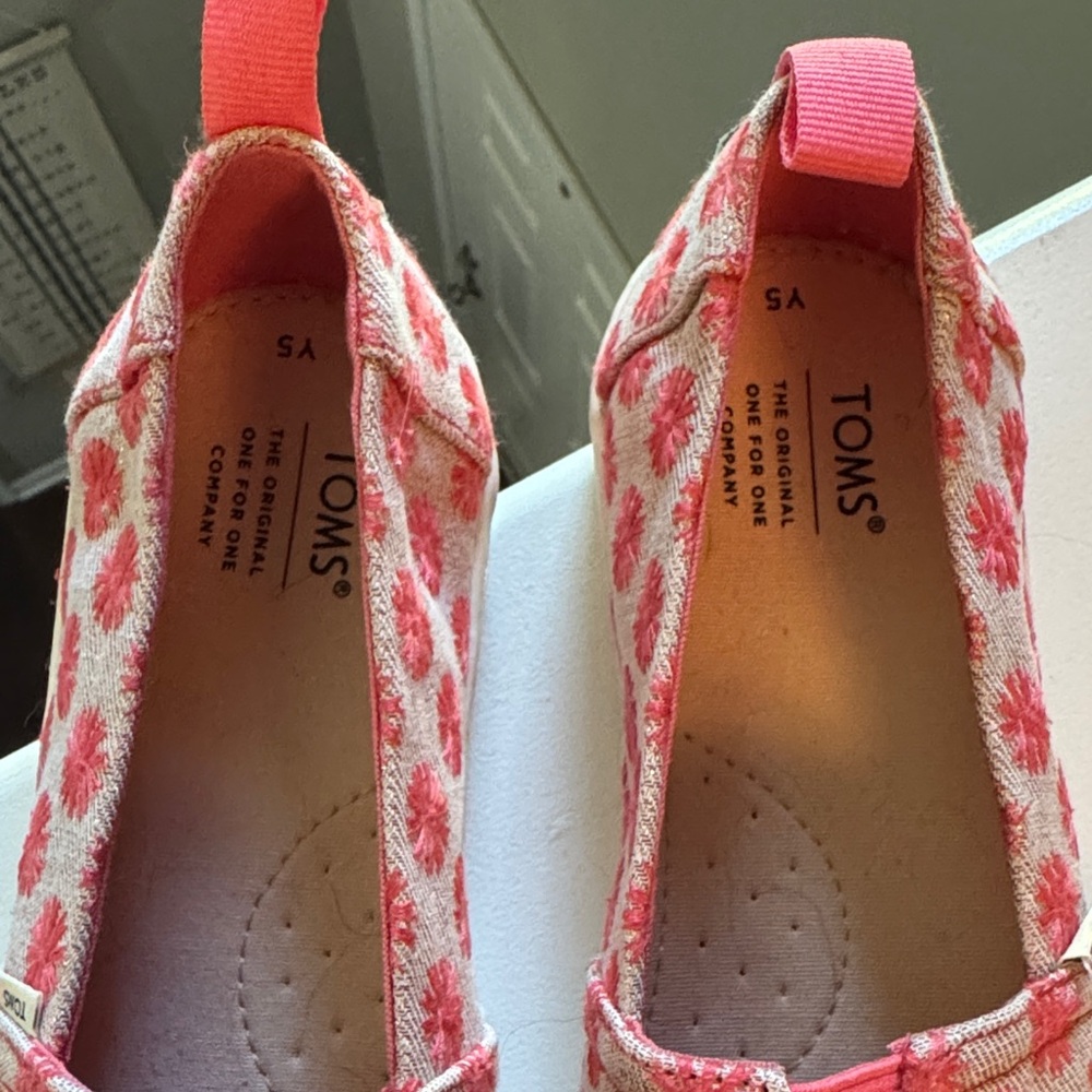 NWT TOMS Pink Daisy Pattern Slip-Ons - Picture 2 of 6